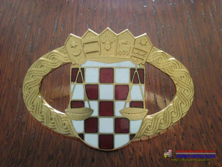 Croatian Judicial Police - beret badge (2).jpg