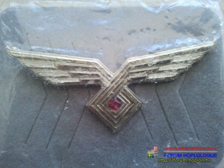 Croatian Air Forces - pilot chest badge.jpg